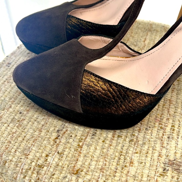 Vince Camuto size 8 sude and leather. Preowned - Picture 9 of 9
